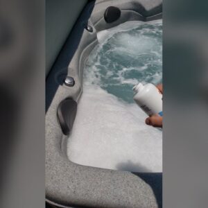 MAGIC???  Large Jacuzzi bubbles Disappear jw ust a few drops Review Unboxing hth Spa Demo Test