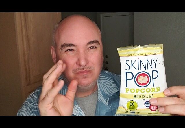LIGHT - Review SkinnyPop White Cheddar Popcorn Taste Test Review Unboxing SkinnyPop Demo Test