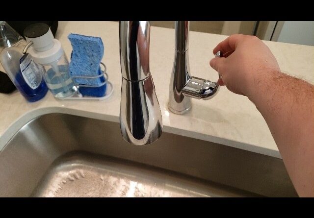 SMOOTH SWIV - Review of KOHLER Simplice Pull Down Faucet Review Unboxing Kohler Demo Test