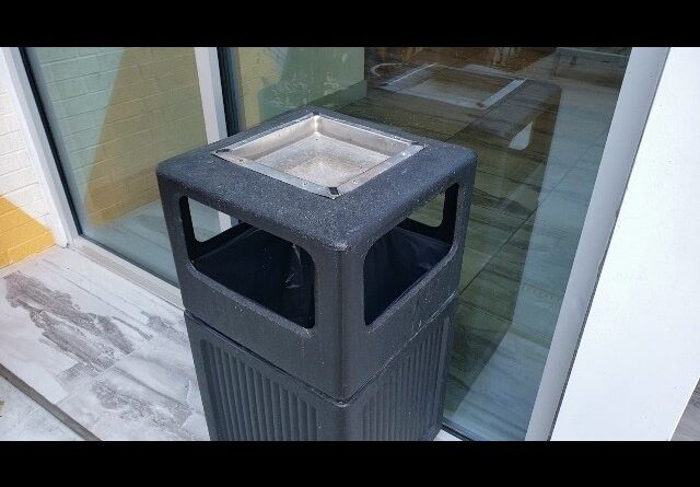 VELCRO THICK - Review of Safco Canmeleon Outdoor Trash Can Review Unboxing Safco Demo Test