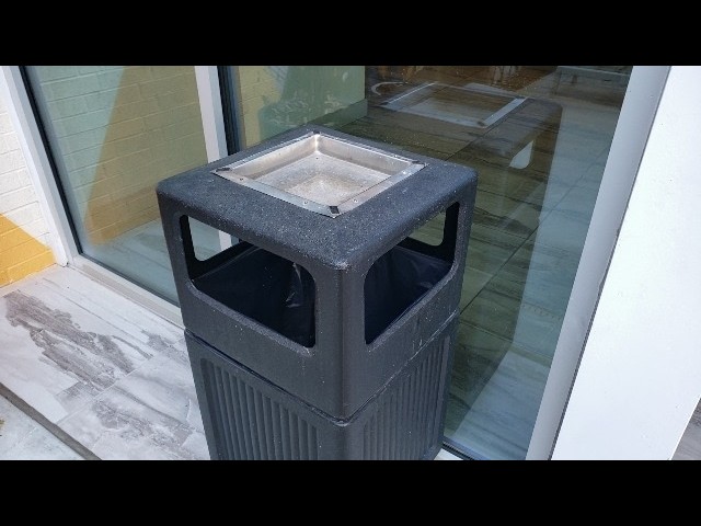 VELCRO THICK - Review of Safco Canmeleon Outdoor Trash Can Review Unboxing Safco Demo Test